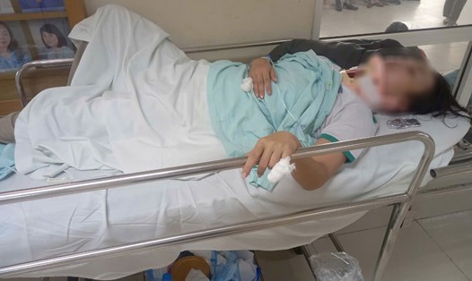 Nữ sinh lớp 11 bị đánh gãy đốt sống cổ, đang được điều trị tại bệnh viện. Ảnh: Gia đình cung cấp