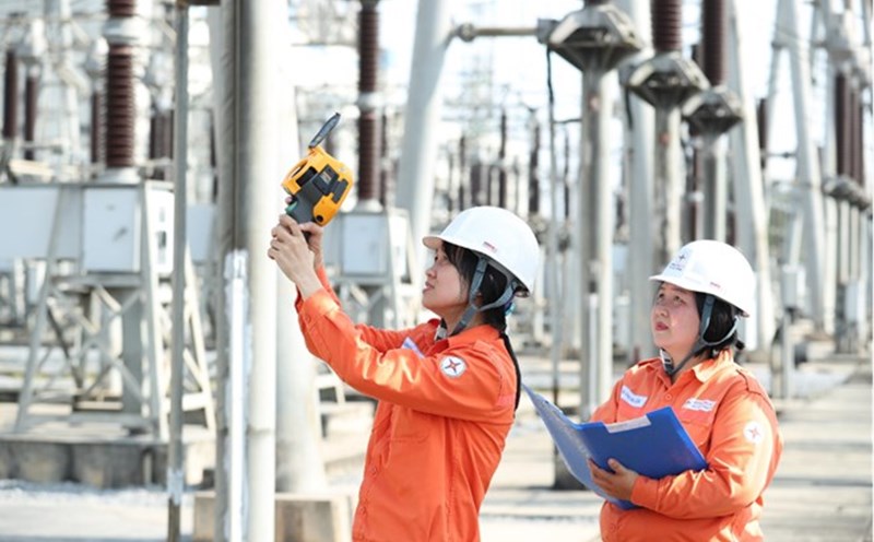 Female workers are always cared for and looked after by all levels of the electricity industry's trade unions. Photo: EVN