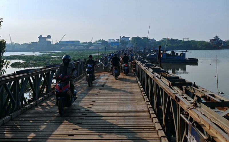 Ninh Cuong pontoon bridge connecting Nghia Hung and Truc Ninh districts (Nam Dinh province) reopened to traffic after more than 1 month of repairs. Photo: Anh Ngoc