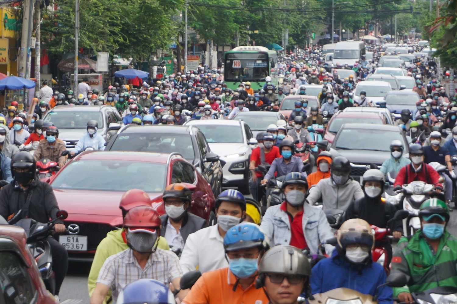 Xe may len loi trong dong oto tren duong Dinh Bo Linh. Anh: Minh Quan