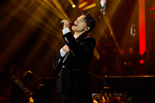 Quốc Thiên gửi gắm nhiều cảm xúc trong liveconcert kỷ niệm 20 năm ca hát. Ảnh: NVCC