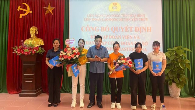 LĐLĐ huyện Yên Thủy, tỉnh Hòa Bình tổ chức lễ công bố quyết định kết nạp đoàn viên, thành lập CĐCS. Ảnh: Phạm Cường