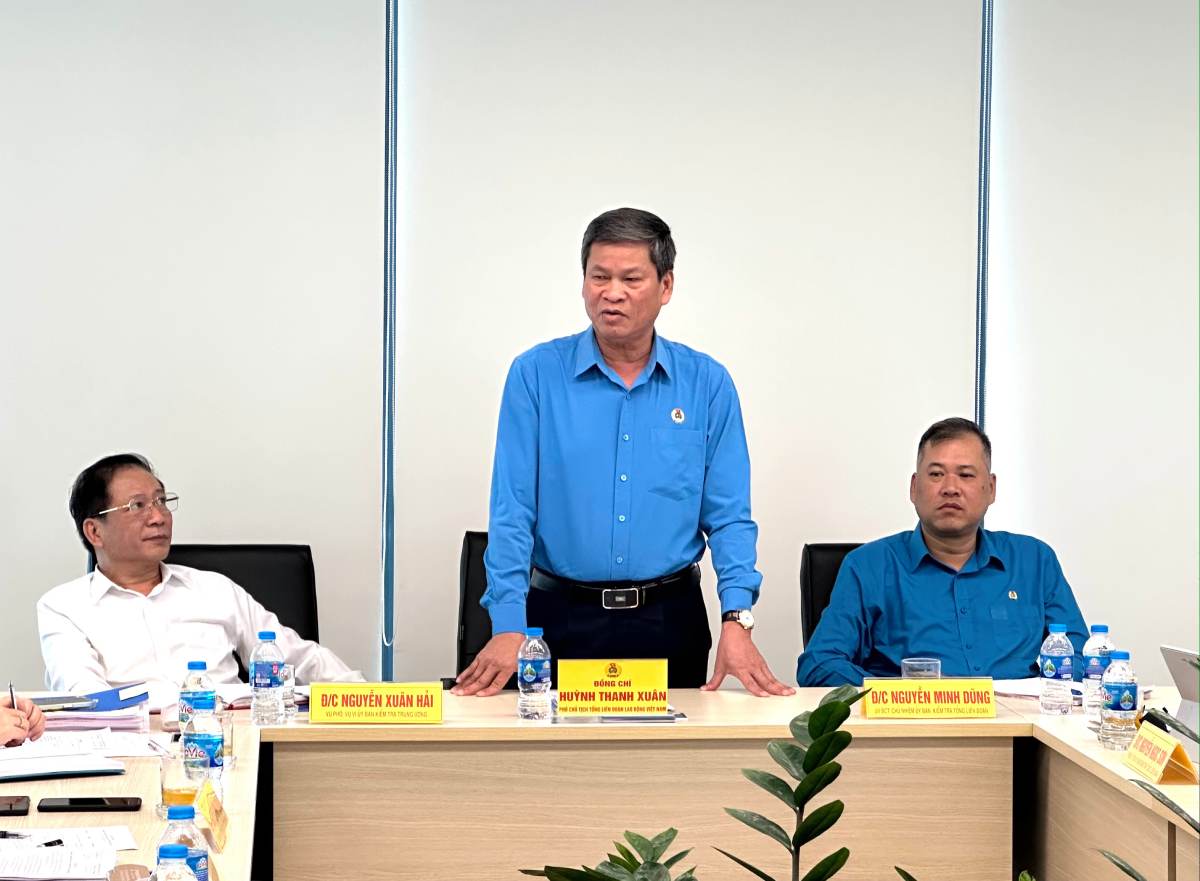 Vice President of the Vietnam General Confederation of Labor Huynh Thanh Xuan speaks at the conference. Photo: Ha Anh