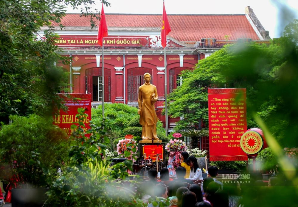 Hien nay, buc tuong cua cuu hoc sinh Nguyen Ai Quoc duoc dat ngay tai trung tam khuon vien cua truong THPT chuyen Quoc hoc Hue. Phia sau tuong Bac la day truong hoc co in dong chu vang vo cung noi tieng “Hien tai la nguyen khi quoc gia” cua danh si Than Nhan Trung.