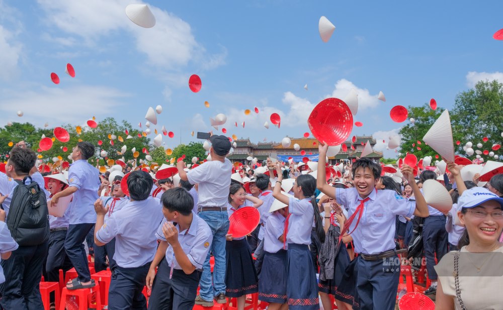 Khoanh khac ca diem cau Thua Thien Hue vo oa trong vui mung khi nha vo dich Duong len dinh Olympia lan thu 24 goi ten Phu Duc (THPT chuyen Quoc hoc Hue). 