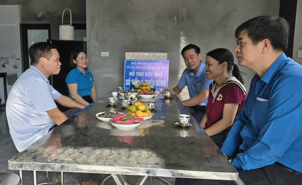 Representatives of the Vietnam Transport Trade Union and the Ninh Binh Provincial Labor Federation visited, encouraged and gave support money to the family of Ms. Nguyen Thi Nguyet. Photo: Nguyen Truong