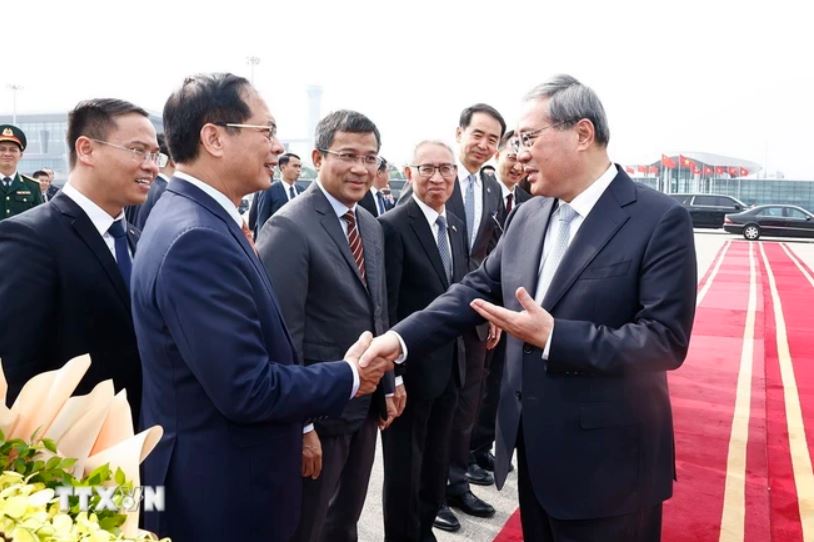 Phó Thủ tướng, Bộ trưởng Bộ Ngoại giao Bùi Thanh Sơn tiễn Thủ tướng Trung Quốc Lý Cường tại sân bay quốc tế Nội Bài. Ảnh: TTXVN