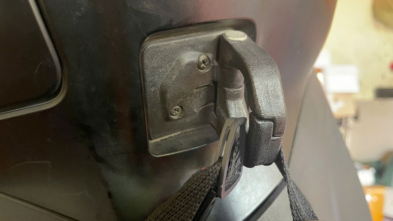 Avoiding a few mistakes when using hangers on motorbikes helps users ensure safety. Photo: Ngoc Diep