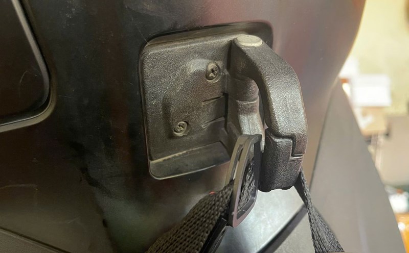 Avoiding a few mistakes when using hangers on motorbikes helps users ensure safety. Photo: Ngoc Diep