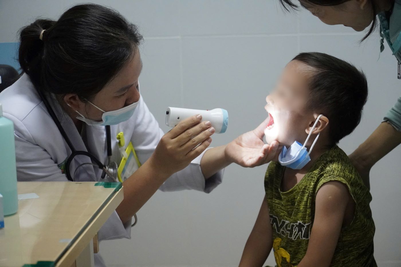Respiratory cases increase, hospitals strengthen cross-infection prevention. Photo: Ngoc Le
