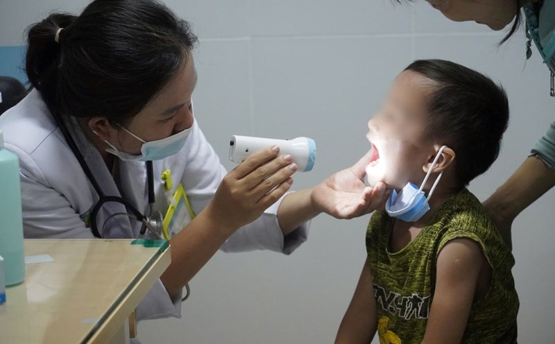 Respiratory cases increase, hospitals strengthen cross-infection prevention. Photo: Ngoc Le