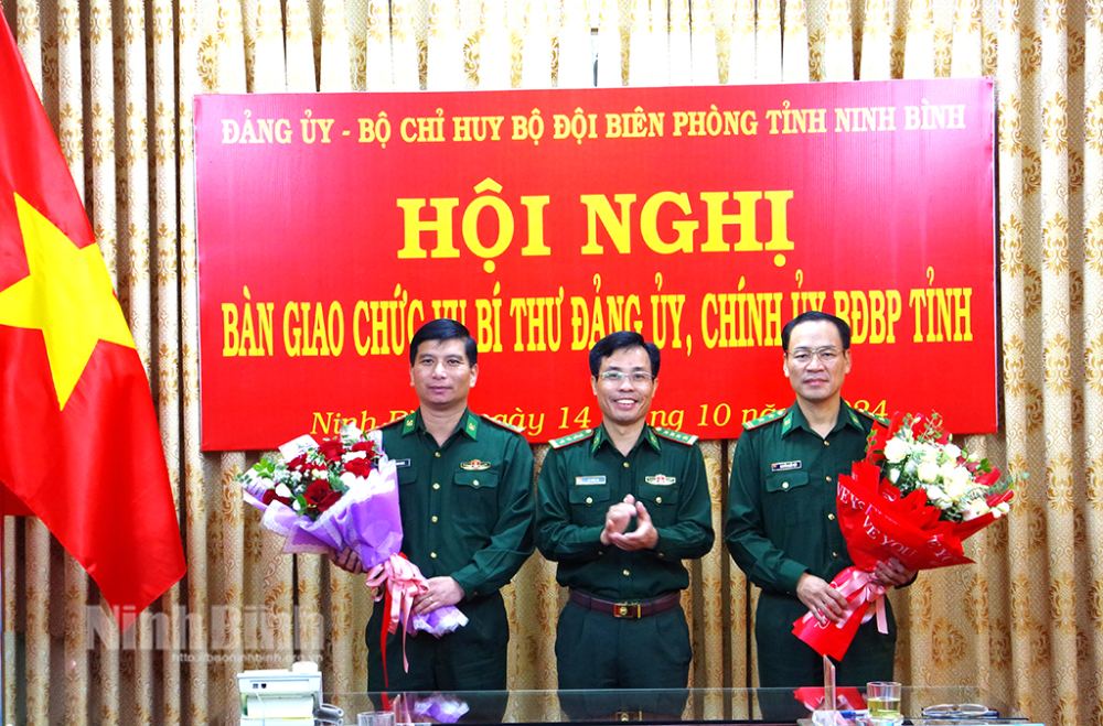 Dai ta Vu Quoc An, Pho Chinh uy BDBP tang hoa chuc mung Dai ta Do Vinh Thang va Trung ta Nguyen Quoc Viet. Anh: Viet Nguyen