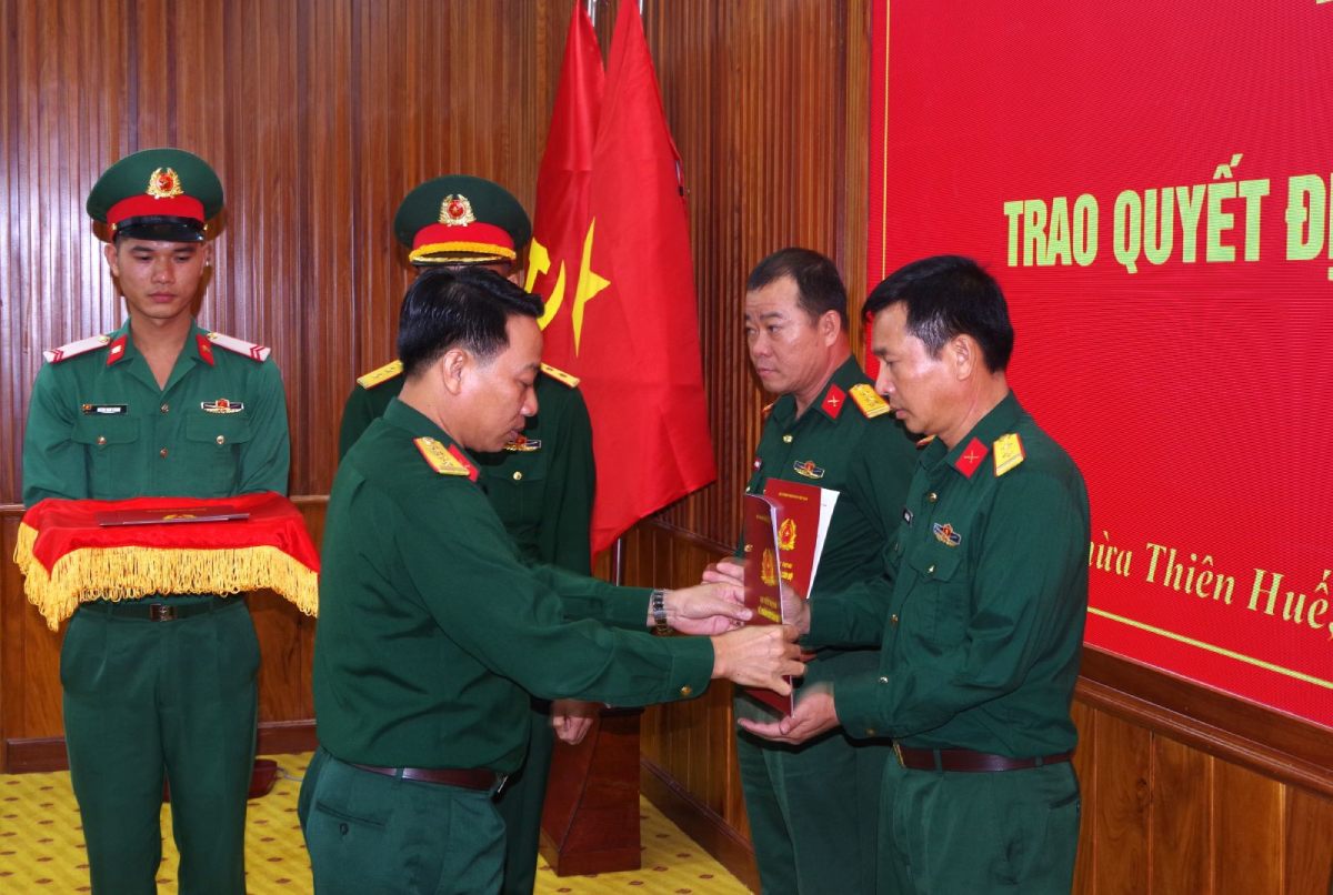 The Standing Committee of the Thua Thien Hue Provincial Military Party Committee presented the appointment decisions to the personnel. Photo: bchqsthuathienhue.com.vn