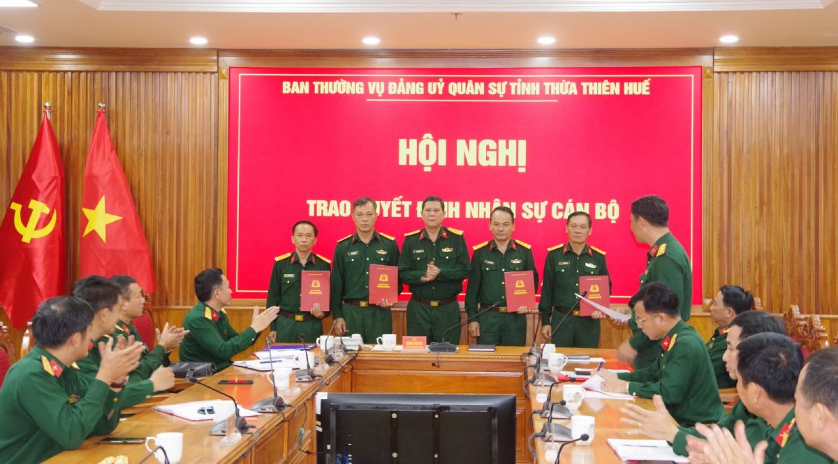 Dai ta Hoang Van Nhan - Pho Bi thu Dang uy, Chinh uy Bo CHQS tinh trao quyet dinh thang quan ham dien chinh sach. Anh: bchqsthuathienhue.com.vn