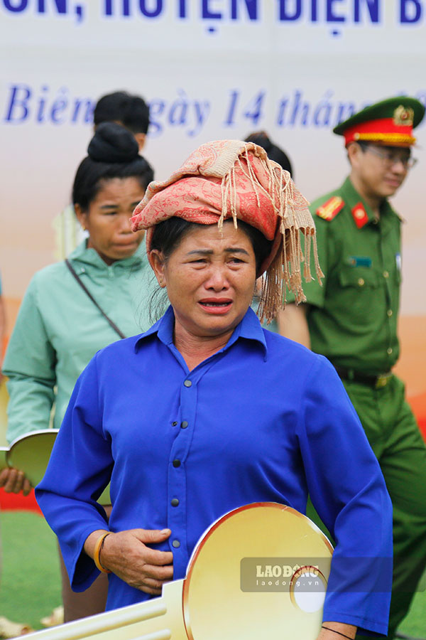 Giot nuoc mat hanh phuc cua ba Luong Thi Hieng khi nhan ngoi nha moi. Anh: Quang Dat