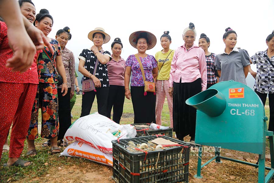 Cung voi viec ban giao nha, cac gia dinh bi thiet hai con duoc ho tro sinh ke de som on dinh cuoc song. Anh: Thanh Binh