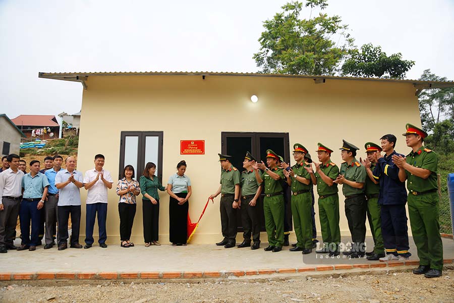 Ngày 14.10, Công an tỉnh Điện Biên đã khánh thành, bàn giao nhà ở cho các hộ gia đình bị thiệt hại do thiên tai tại xã Mường Pồn. Ảnh: Thanh Bình