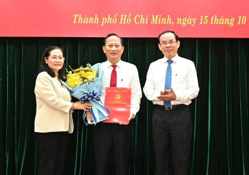 Secretary of the Ho Chi Minh City Party Committee Nguyen Van Nen and Chairwoman of the Ho Chi Minh City People's Council Nguyen Thi Le presented the decision on transfer, assignment and appointment to Mr. Tran Van Nam. Photo: Viet Dung