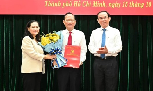 Bí thư Thành ủy TPHCM Nguyễn Văn Nên và Chủ tịch HĐND TPHCM Nguyễn Thị Lệ trao quyết định điều động, phân công, chỉ định cho ông Trần Văn Nam. Ảnh: Việt Dũng