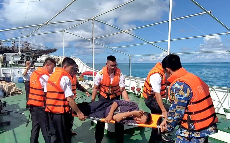 Officers and soldiers of Ship 418 transport fishermen from Tien Nu Island to Sinh Ton Island for emergency treatment. Photo: Truong Sa