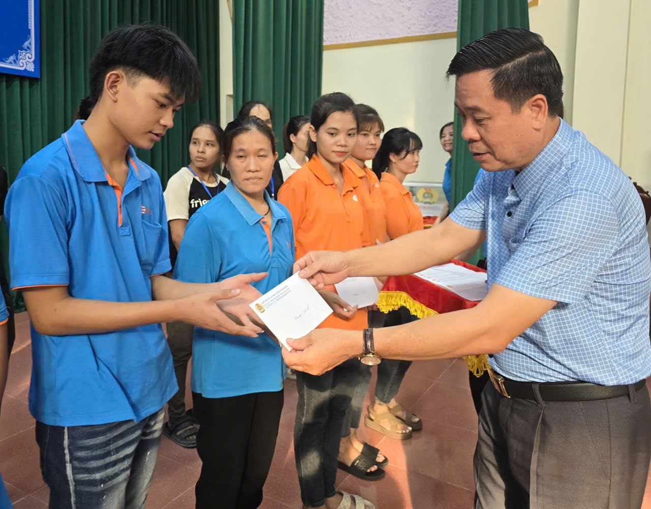 Ong Duong Duc Khanh - Chu tich LDLD tinh Ninh Binh trao ho tro cho doan vien, CNLD. Anh: Nguyen Truong