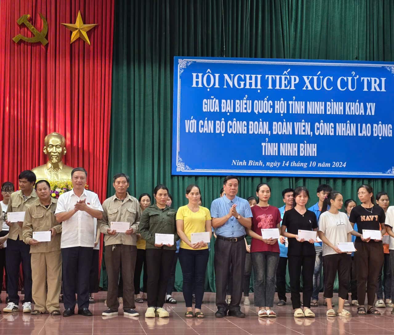 100 union members and workers in Ninh Binh affected by storm No. 3, received support from the Ninh Binh Provincial Federation of Labor. Photo: Nguyen Truong