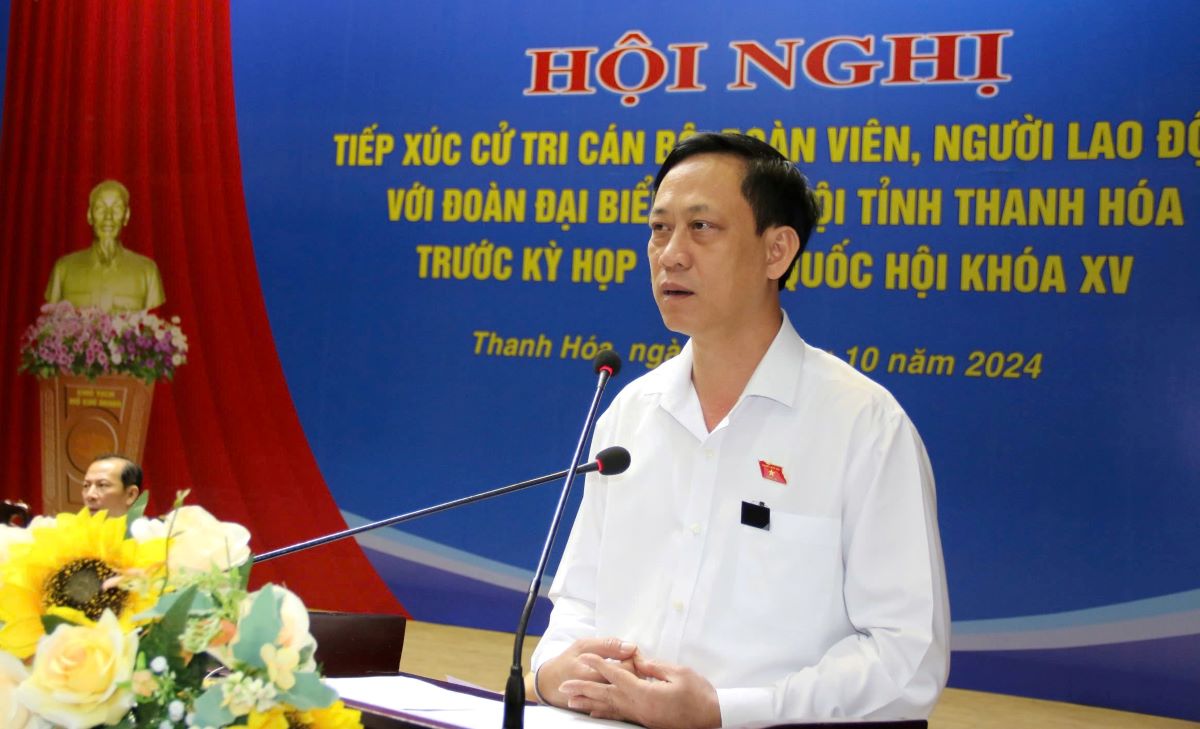 Ong Mai Van Hai - Pho Truong Doan DBQH tinh Thanh Hoa phat bieu, tiep thu cac y kien tai buoi tiep xuc cu tri. Anh: Quach Du