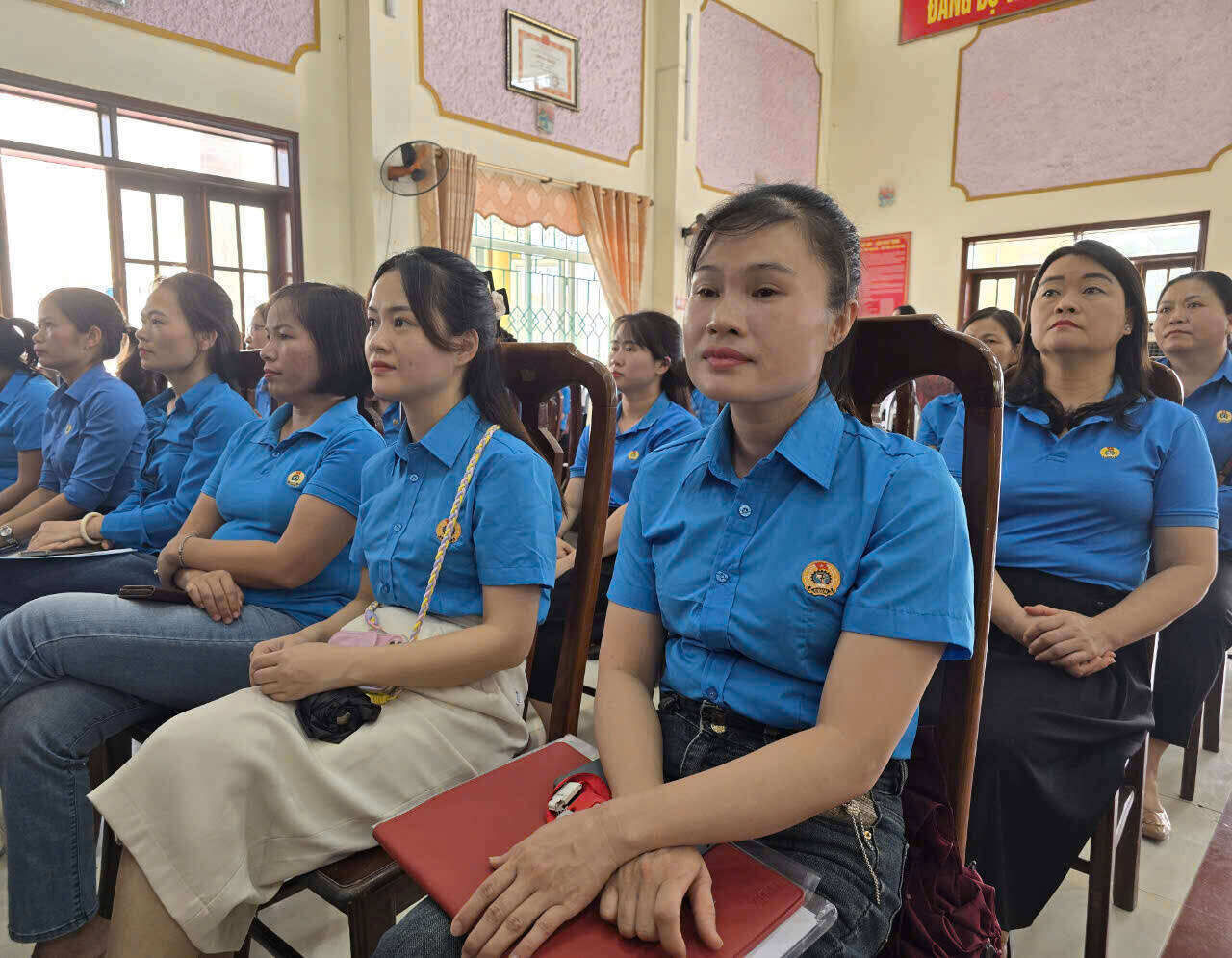 More than 200 delegates, including trade union officials and workers in Ninh Binh province, attended the meeting with the National Assembly Delegation of Ninh Binh province. Photo: Nguyen Truong