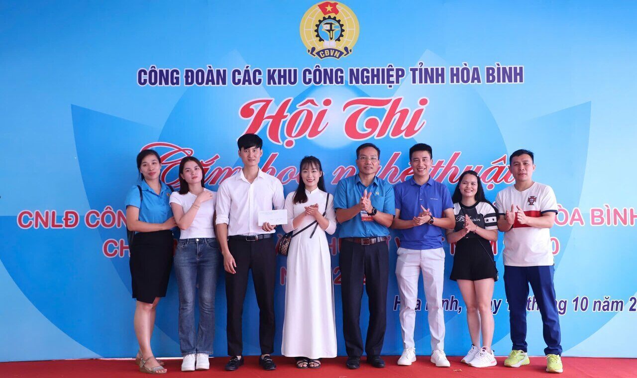 The Trade Union of Industrial Parks of Hoa Binh province organized a flower arrangement contest to celebrate Vietnamese Women's Day October 20. Photo: Pham Cuong