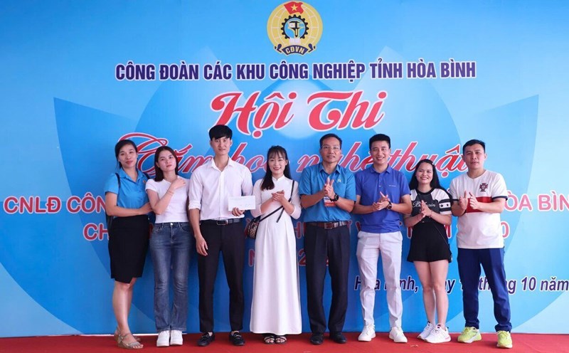 The Trade Union of Industrial Parks of Hoa Binh province organized a flower arrangement contest to celebrate Vietnamese Women's Day October 20. Photo: Pham Cuong