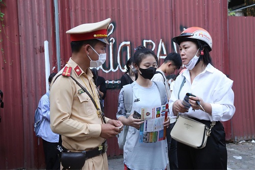 Lực lượng CSGT Công an TP. Hà Nội tuyên truyền về trật tự an toàn giao thông cho phụ huynh và học sinh. Ảnh: Tuấn Hiệp