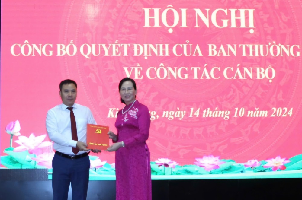 Ha Nam Provincial Party Secretary Le Thi Thuy presented flowers to congratulate Mr. Le Van Ha. Photo: Ha Nam Provincial People's Committee