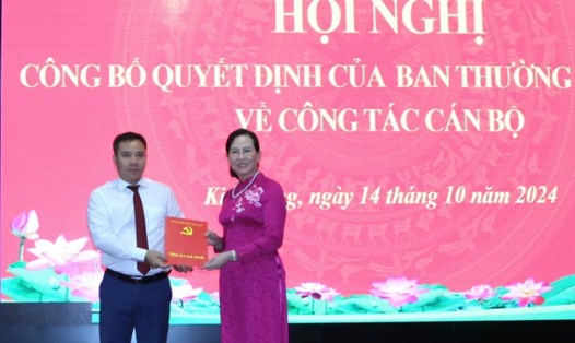 Bí thư Tỉnh ủy Hà Nam Lê Thị Thủy tặng hoa chúc mừng ông Lê Văn Hà. Ảnh: UBND tỉnh Hà Nam