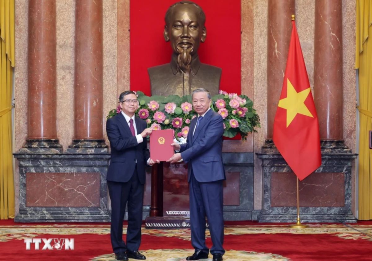 General Secretary and President To Lam presents the decision to appoint Mr. Pham Thanh Binh as Vietnamese Ambassador abroad. Photo: VNA