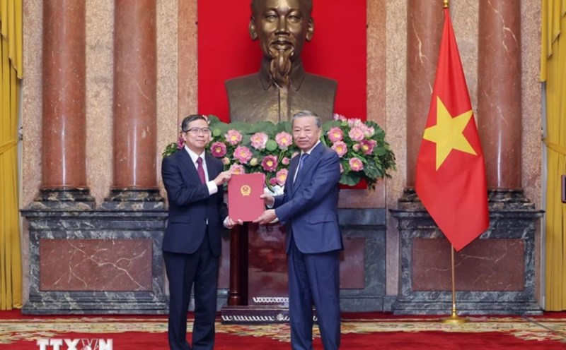 General Secretary and President To Lam presents the decision to appoint Mr. Pham Thanh Binh as Vietnamese Ambassador abroad. Photo: VNA