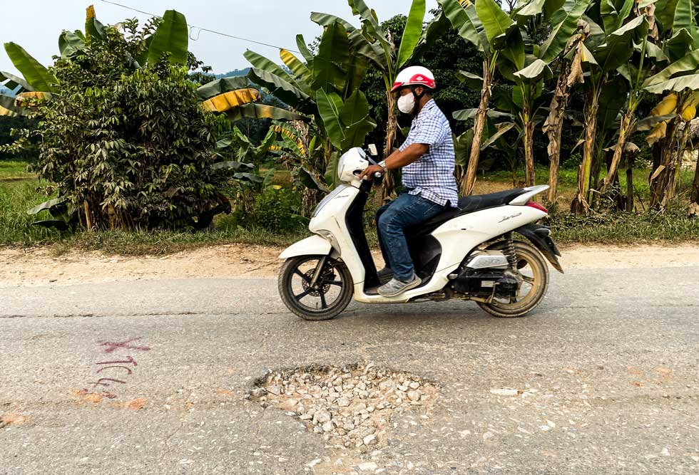 Nguoi dan chat vat di chuyen tren duong tinh 170. Anh: Tran Bui