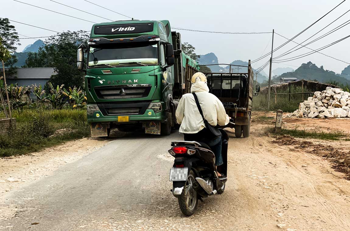 Nguoi dan kho khan khi di chuyen qua tuyen duong. Anh: Tran Bui