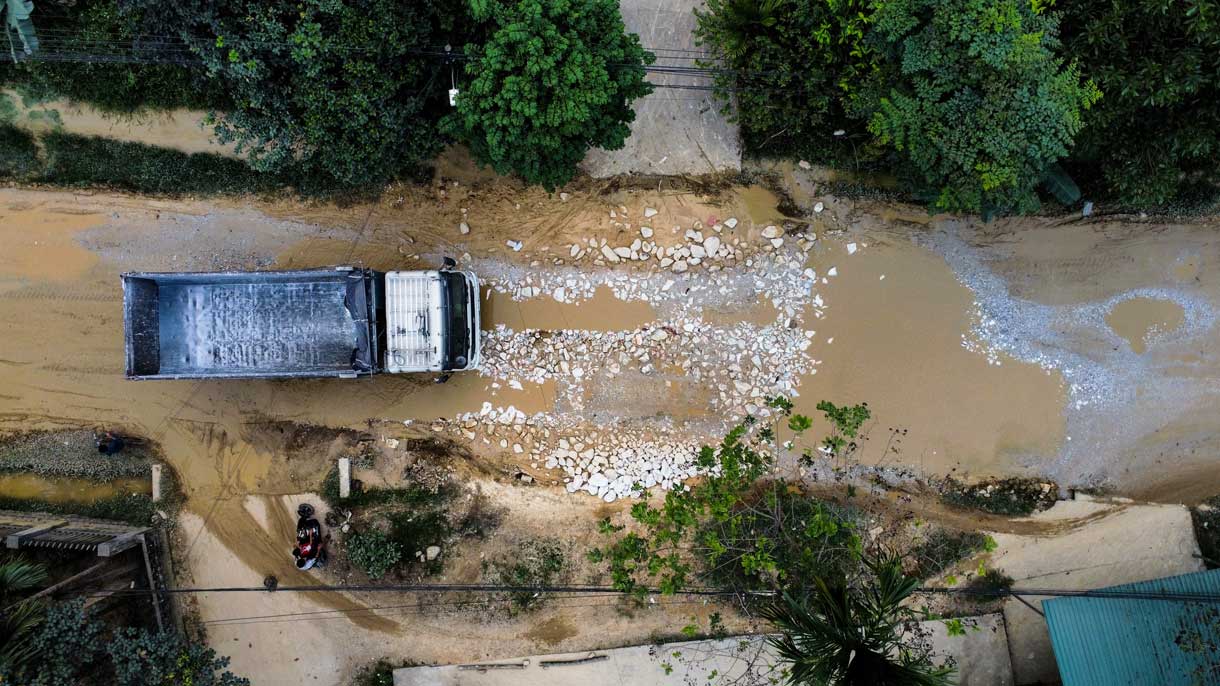 Provincial Road 170 is seriously degraded, affecting people's travel. Photo: Tran Bui