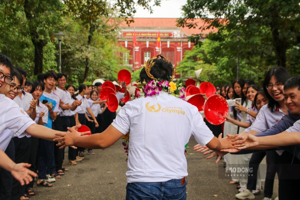 Tai truong THPT chuyen Quoc Hoc Hue, Nha truong va toan the hoc sinh to chuc le don Vo Quang Phu Duc – Tan quan quan cuoc thi Duong len dinh Olympia lan thu 24. Tai day, Phu Duc nhan duoc su reo ho cua dong dao hoc sinh va thay co nha truong.