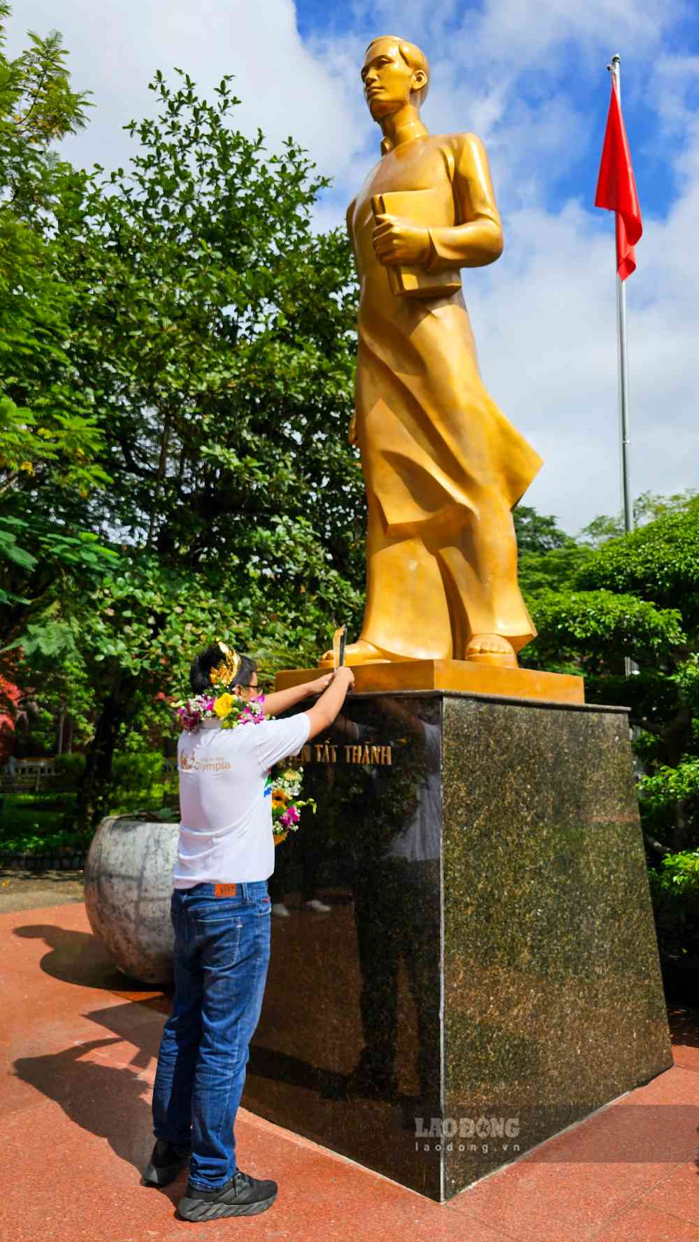 Việc đầu tiên khi vừa bước chân vào trường, Phú Đức đã tiến đến phía trước tượng đài của Chủ tịch Hồ Chí Minh để báo cáo thành tích đã đạt được. Đồng thời, tháo vòng nguyệt quế đặt trang nghiêm dưới chân bức tượng của Người, thể hiện lòng biết ơn sâu sắc đến Lãnh tụ vĩ đại của dân tộc. 