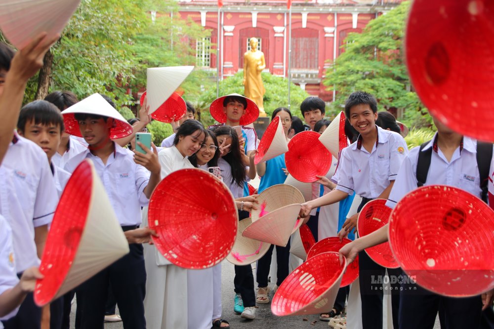 Trong cuoc thi Quy 3 cua chuong trinh Duong len dinh Olympia nam 2024, nha leo nui Vo Quang Phu Duc den tu truong THPT chuyen Quoc Hoc Hue da xuat sac gianh vong nguyet que, dong thoi buoc vao chung ket, mang cau truyen hinh lan thu 7 ve cho tinh nha.