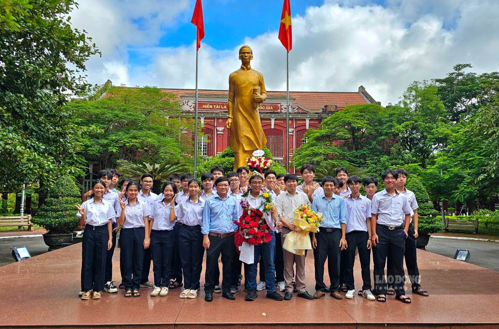 Với ngôi vị quán quân của chương trình, bên cạnh chiếc vòng nguyệt quế danh giá được mạ vàng 18K, quán quân Đường lên đỉnh Olympia năm thứ 24 sẽ nhận được giải thưởng trị giá 50.000 USD, cơ hội du học. Các thí sinh về Nhì và Ba lần lượt nhận giải thưởng trị giá 200 và 100 triệu đồng.