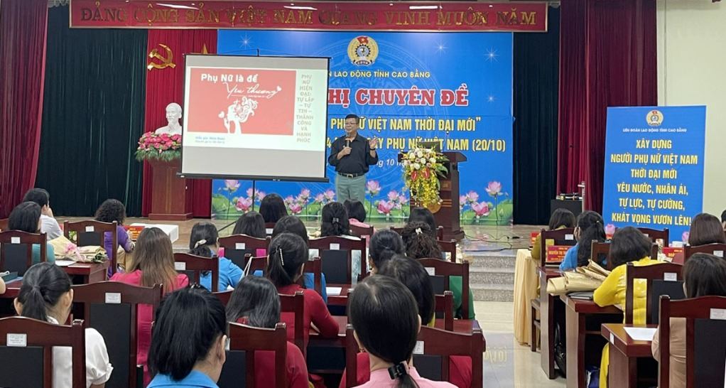 Conference scene to enhance the role and position of female union members and workers in the new era. Photo: Minh Hoa.