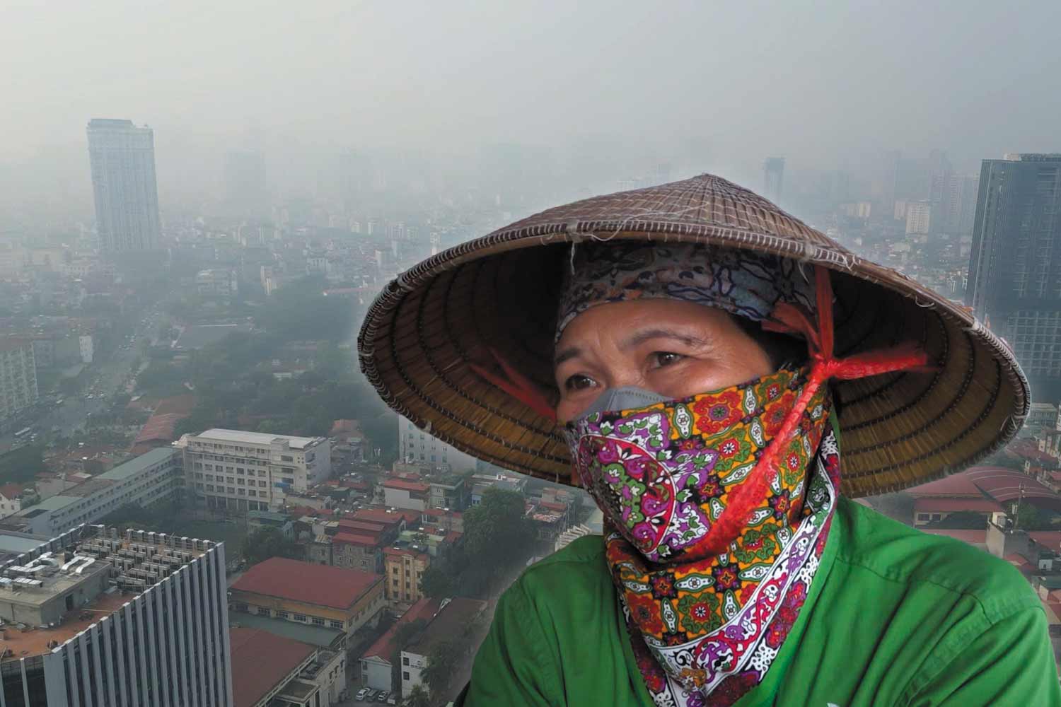 Workers and motorbike taxi drivers complain of difficulty breathing due to air pollution.