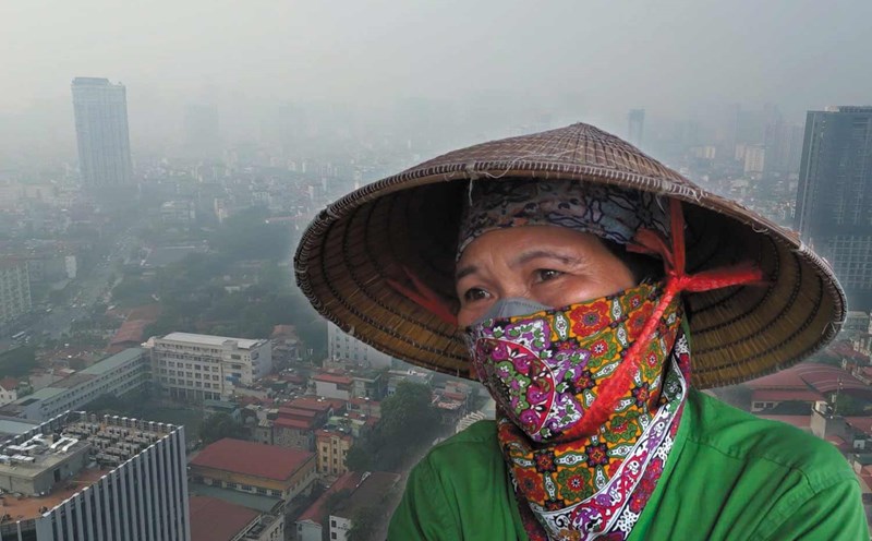 Workers and motorbike taxi drivers complain of difficulty breathing due to air pollution.