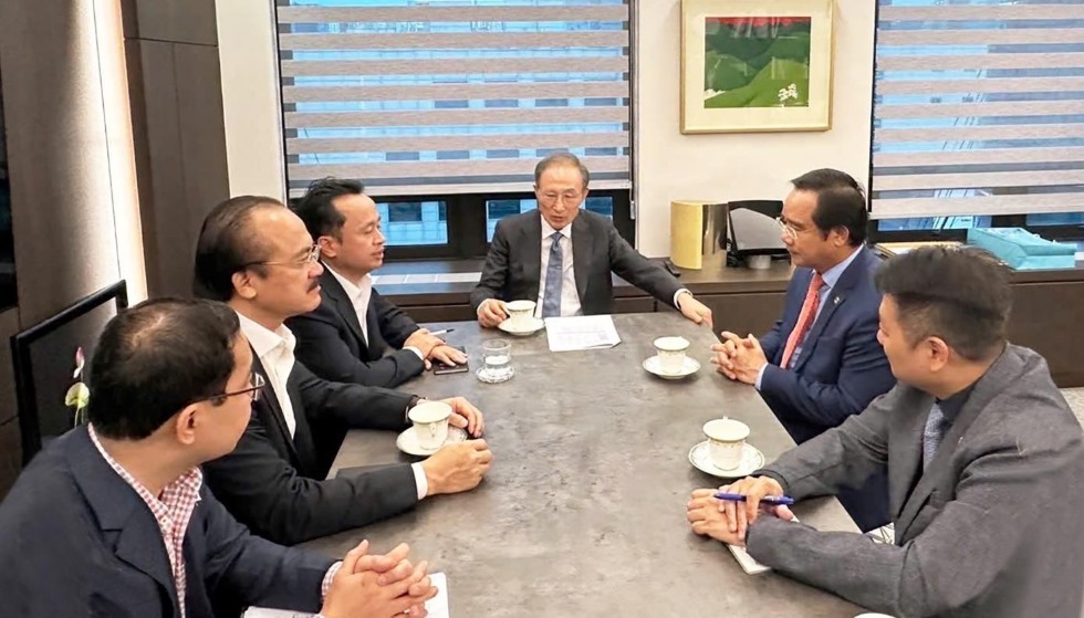 Former President Lee Myung-bak (center) at a reception for the Secretary of the Long An Provincial Party Committee (second from right) and the working delegation. Photo: Long An Department of Information and Communications