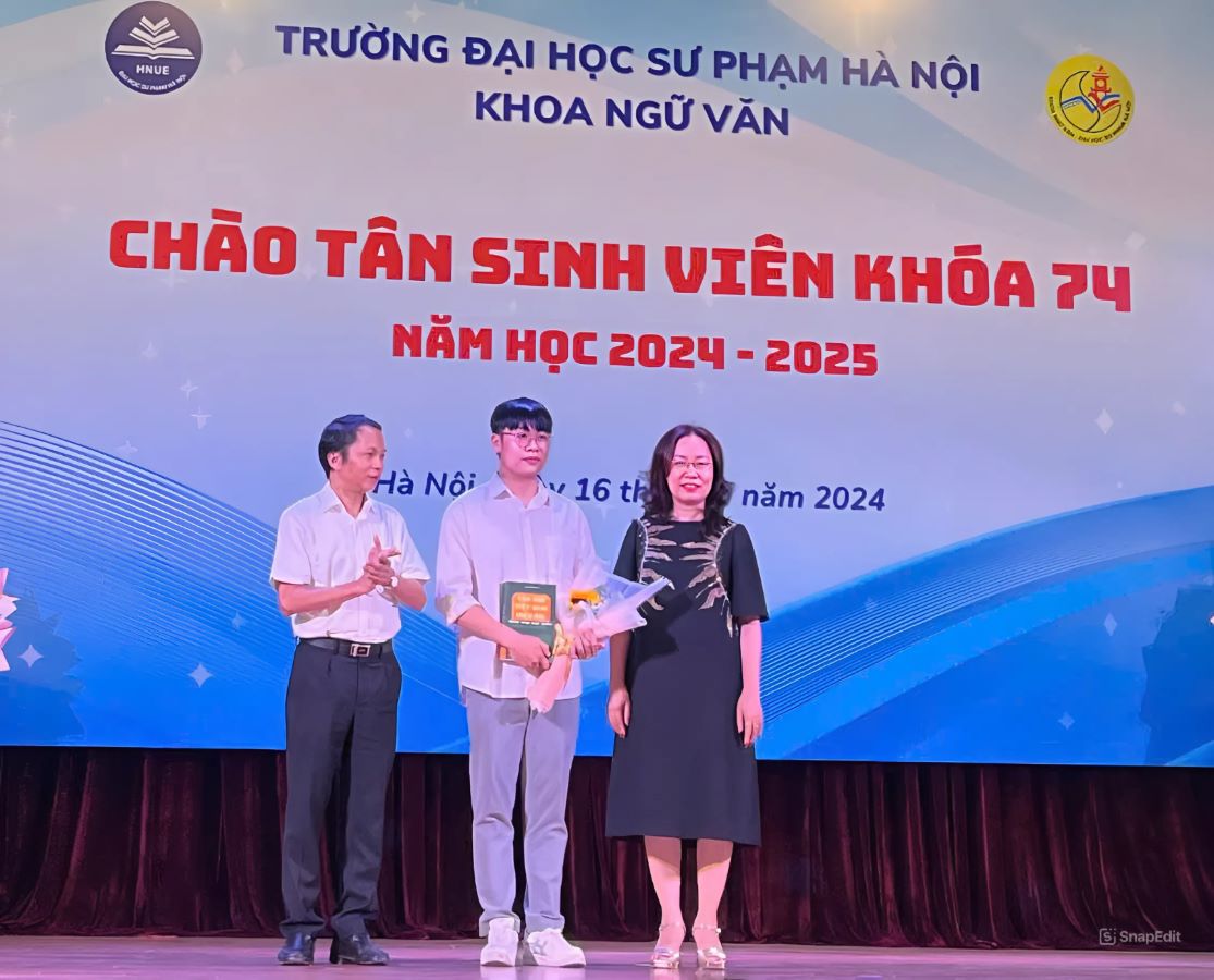 Pham Van Thanh la 1 trong 2 sinh vien phat bieu tai buoi le Chao tan sinh vien khoa 74 khoa Ngu van, Truong Dai hoc Su pham Ha Noi. Anh: Nhan vat cung cap