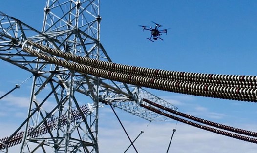 Từ đầu năm 2024 đến nay, trên lưới điện do EVNSPC quản lý vận hành đã xảy ra 2 vụ sự cố lưới điện do sử dụng flycam/drone vi phạm khoảng cách an toàn gây phóng điện. Ảnh minh họa: EVNSPC