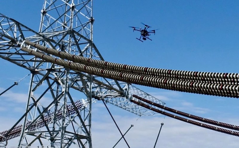 Từ đầu năm 2024 đến nay, trên lưới điện do EVNSPC quản lý vận hành đã xảy ra 2 vụ sự cố lưới điện do sử dụng flycam/drone vi phạm khoảng cách an toàn gây phóng điện. Ảnh minh họa: EVNSPC
