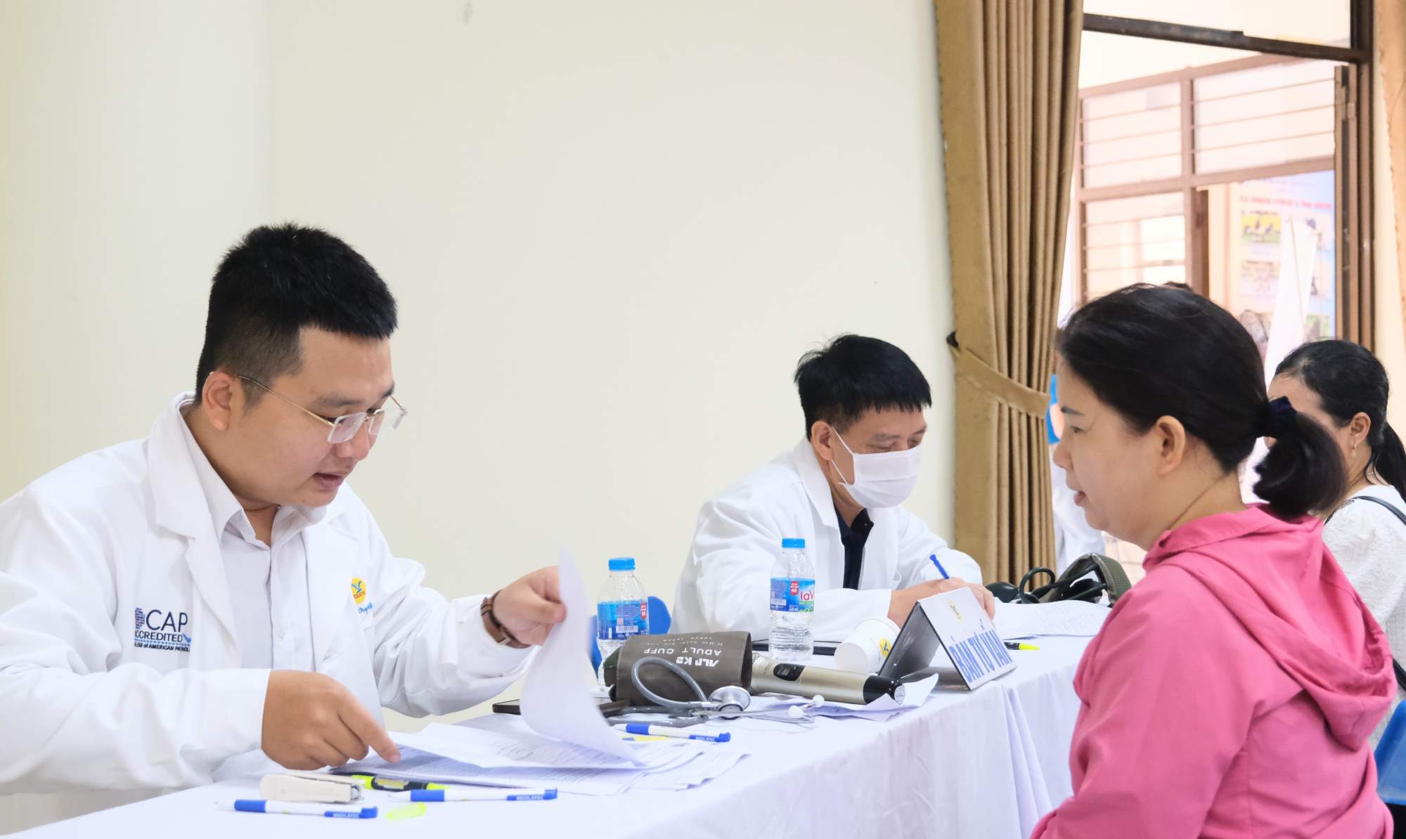 More than 800 female union members and workers in Da Nang received free medical examinations. Photo: Tra Van